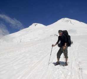 Cesta po ledovci k Prijutu 11, v pozadí Elbrus 5 642 m n. m.