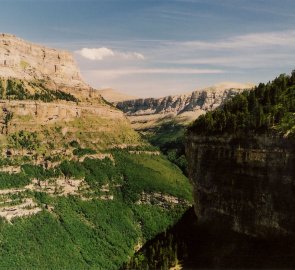 Strmé srázy kaňonu Faja de Pelay v Národním parku Ordesa y Monte Perdido