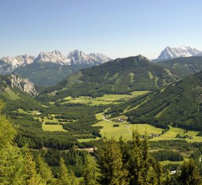 Pohled přes údolí na Národní park Gesäuse a Reichenstein