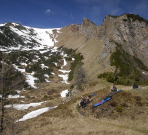 Odpočinek v sedle Leobnertörl, v pozadí hora Leobner a kotel, kterým vede výstup