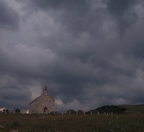 Kostelík v osadě Trsa před bouřkou