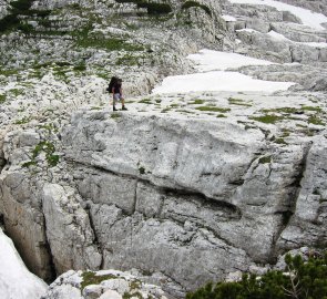 Cesta po popraskané skále v Totes Gebirge