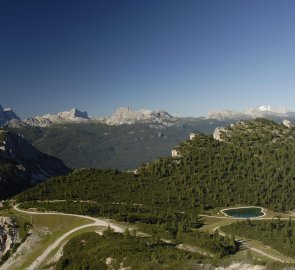 Pohled na Monte Pciaelmo, Civettu, Monte Cerneru, Marmoladu a Tofanu di Rozes od chaty Son For