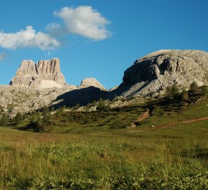 Pohled na hory Averau a Punta Galina, mezi kterými vede cesta na horu Averau