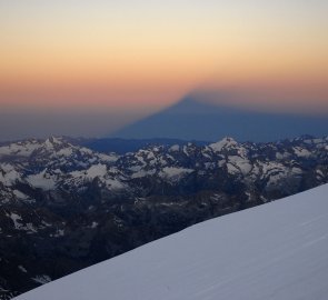 Stín Elbrusu během východu slunce