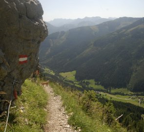 Jištění na chodníčku mezi skalami během výstupu na Lugauer