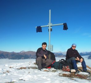 Vrcholový kříž hory Feisererhorn 2 081 m n. m. jsme využili k sušení propocených věcí