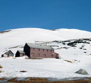 Pohled na chatu  Graf Meran Haus, pozadí vrchol Hohe Veitsch
