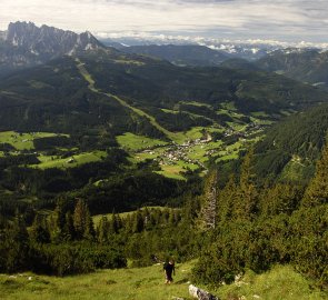 Prudký výstup mezi kosodřevinou, v pozadí Gosaukamm a vesnice Russbach am Pass Gschütt