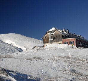 Horská chata Karl Ludwig Haus, v pozadí Heukuppe