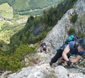 Těžší místo na klettersteigu Grete Klinger Steig, překonání asi 10 metrů vysoké skály