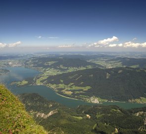 Pohled na jezero Mondsee z vrcholu Schafbergu v pohoří  Salzkammergutberge