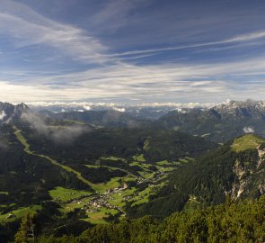Pohled na hřeben Gosaukamm a pohoří Tennengebirge