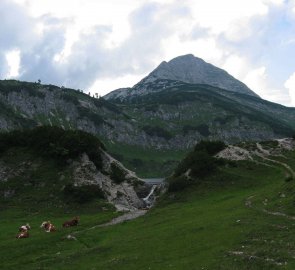 Pohled od jezera Wilden See na horu Rinner Kogel 2 012 m n. m.
