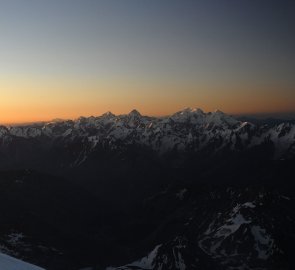 Svítání na Kavkaze během výstupu na Elbrus