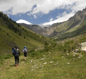 Cesta dolinou Těrskol, v pozadí vykukuje Elbrus