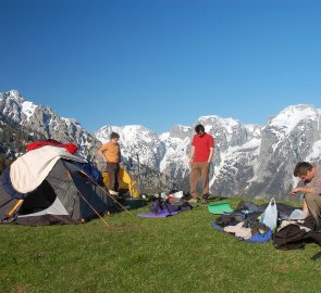 Ranní pohoda u stanů v pohoří Totes Gebirge