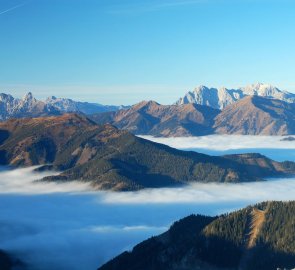 Zpětný pohled na Ennstálské Alpy a inverzí zalité údolí