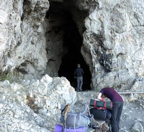 Vstup do obrovké jeskyně Frauenmauerhöhe v masivu hory Frauenmauer