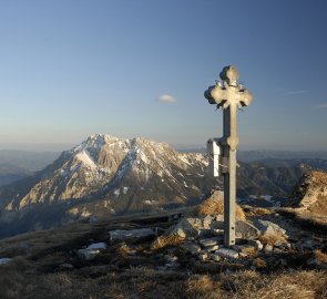Vrcholový kříž hory Wildfeld, v pozadí hora Gösseck