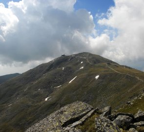 Nejvyšší hora pohoří Zirbitz Kogel 2 396 m n. m. v Lavantálských Alpách