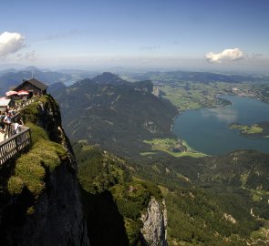 Pohled z vrcholu Schafbergu na jezero Mondsee