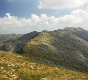 Pohled z hory Carja 2 405 m n. m. na hlavní hřeben pohoří Paring v Jižních Karpatech
