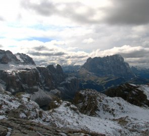 Pohled na masiv Sella a Sassolungo v italských Dolomitech