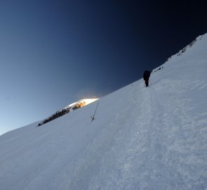Traverzování východního vrcholu Elbrusu a první paprsky slunce na západním Elbrusu