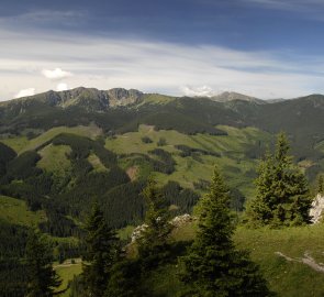 Pohled na hřeben Nízkých Tater Ďumbier a Chopok z vrcholu hory Ohniště