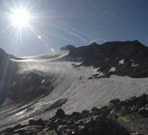 Pohled ze sedla Niederjoch na ledovec a horu Similaun v  Ötztálských Alpách