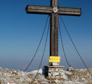 Vrcholový kříž Hohe Veitsch 1 981 m n. m. v pohoří Mürzstegerské Alpy