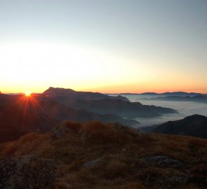 Východ slunce v Eisenerzských Alpách