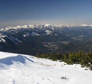 Pohled severní Alpy z hřebene hory Göller v Mürzstegerských Alpách