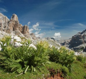Horské údolí ve skupině Tofan - italské Dolomity