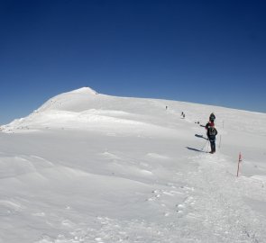 Závěrečné metry výstupu na plošině západního Elbrusu