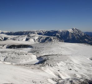 Pohled z vrcholu hory Windberg na Schneealpe, Raxalpe a Schneeberg