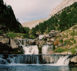 Kaskádovité vodopády říčky Rio Azara v Národním parku Ordesa y Monte Perdido