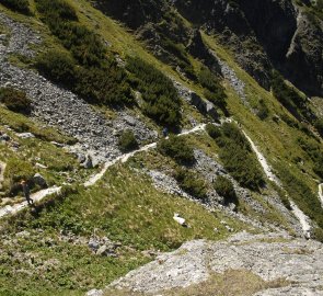 Stezka vedoucí do Sedla pod Ostrvou ve Vysokých Tatrách