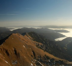 Pohled z vrcholu hory Eisenerzer Reichenstein na horu Vordernberger Zinken