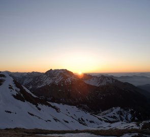 Svítání v alpách, pohled z plošiny Wildfeldu na horu Gösseck
