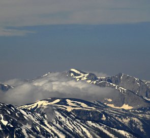 Pohled z hřebenu na nejvyšší partie pohoří Hochschwab