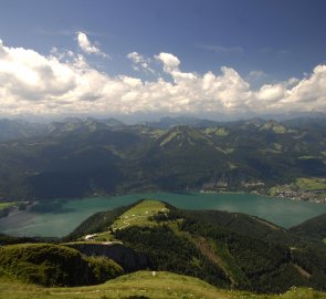 Pohled na jezero Wolfgangsee z vrcholu Schafbergu