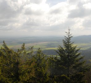 Výhled z rozhledny na Kraví hoře