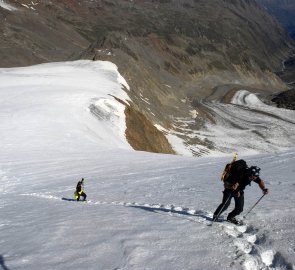 Nejprudší část výstupu po ledovci v Ötztálských Alpách