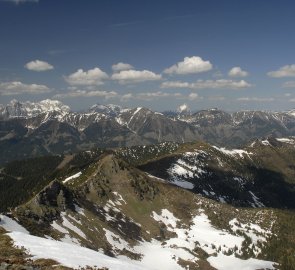 Pohled z vrcholu Himmeleck na Národní park Gesäuse, v popředí horský hřeben, po kterém pokračovala naše cesta