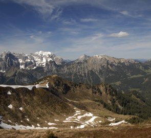 Pohled z hřebene hor na Národní park Gesäuse