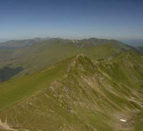 Pohled na hřeben rumunského pohoří Rodna z vrcholu Vf. Ineu