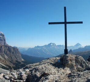 Vrchol hory Sass de Stria 2 477 m n. m., v pozadí Tofana di Rozes