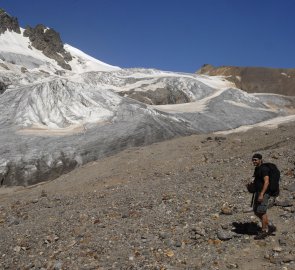 Pokračování výstupu do sedla kolem konce ledovce Irikchat
